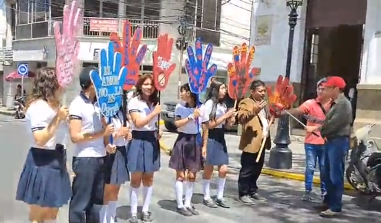 Estudiantes concientizan a la sociedad en el Día Internacional de la No&nbsp;Violencia